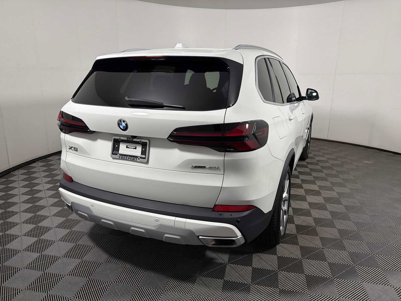 Used 2024 BMW X5 xDrive40i w/ Parking Assistance Package AWD/4WD image 6