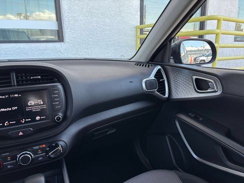 Used 2025 Kia Soul LX w/ LX Technology Package FWD image 29