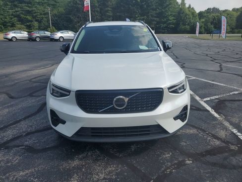 Used 2023 Volvo XC40 B5 Plus AWD/4WD image 3