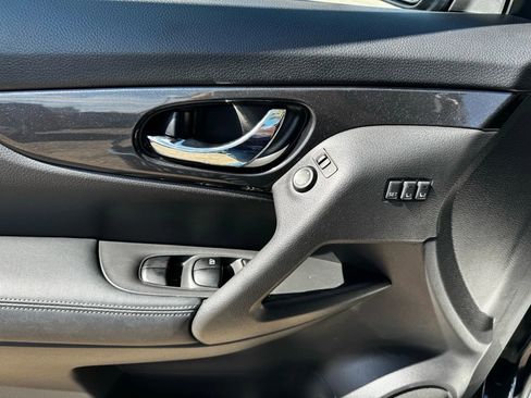 Used 2018 Nissan Rogue SV w/ Premium Package image 14