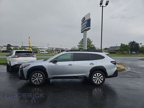 Used 2023 Subaru Outback Premium image 1