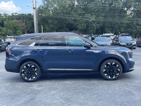 Used 2025 Kia Sorento EX FWD image 2