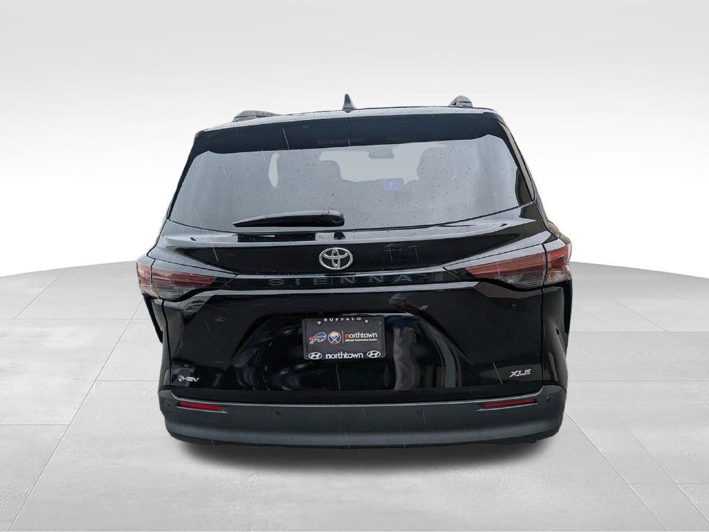 Used 2026 Toyota Sienna XLE FWD image 15