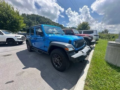 Used 2024 Jeep Wrangler Unlimited Sport AWD/4WD image 32