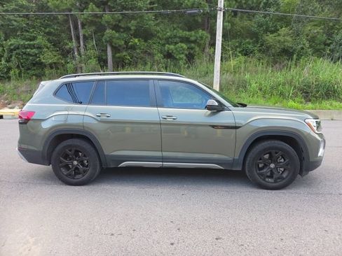 Used 2024 Volkswagen Atlas Peak Edition SE AWD/4WD image 2