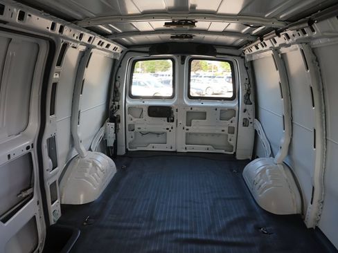 Used 2017 Chevrolet Express 2500 RWD image 24