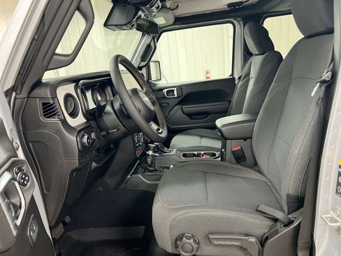 Used 2024 Jeep Wrangler Unlimited Sport AWD/4WD image 18
