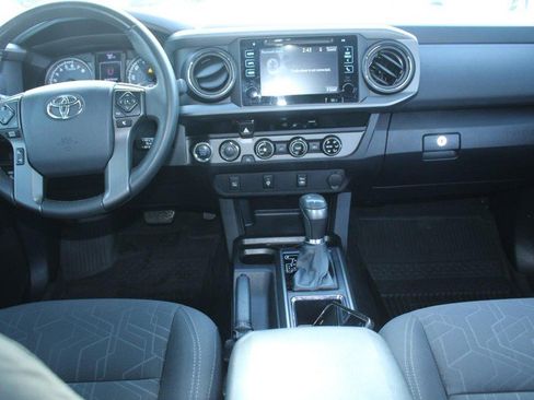 Used 2017 Toyota Tacoma TRD Off-Road image 13