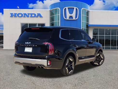 Used 2024 Kia Telluride EX w/ EX Captain's Chair Package image 3