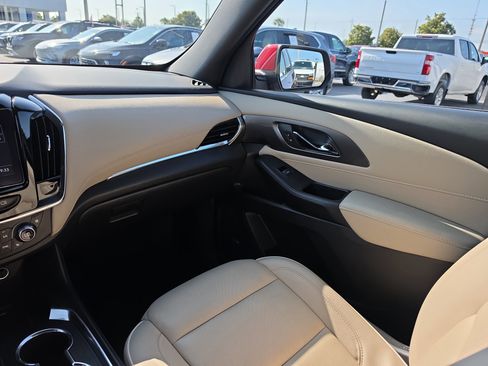 Used 2023 Chevrolet Traverse Premier FWD image 11