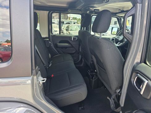 Used 2018 Jeep Wrangler Unlimited Sahara image 12