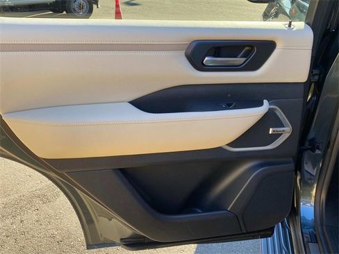 Used 2025 Nissan Armada Platinum image 11