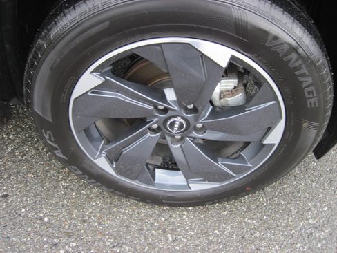 Used 2025 Nissan Rogue SV AWD/4WD image 4