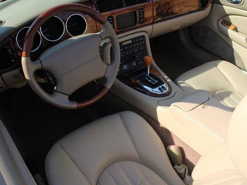 Used 2005 Jaguar XK8 XK8 2dr Convertible image 29