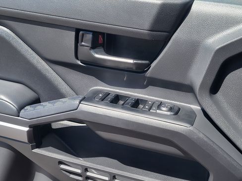 Certified 2025 Toyota Tacoma SR5 AWD/4WD image 19