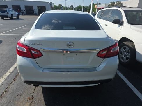 Used 2017 Nissan Altima 2.5 S w/ Interior Lighting Package FWD image 5