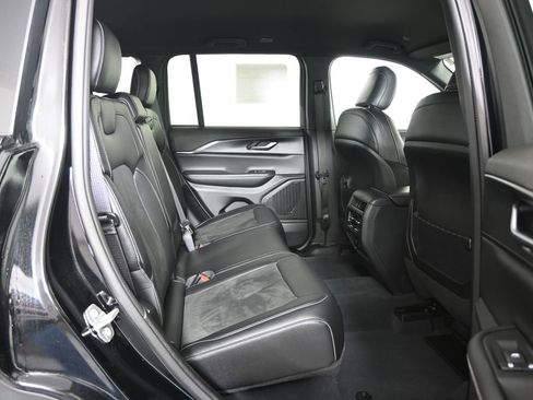 Used 2023 Jeep Grand Cherokee Altitude AWD/4WD image 15
