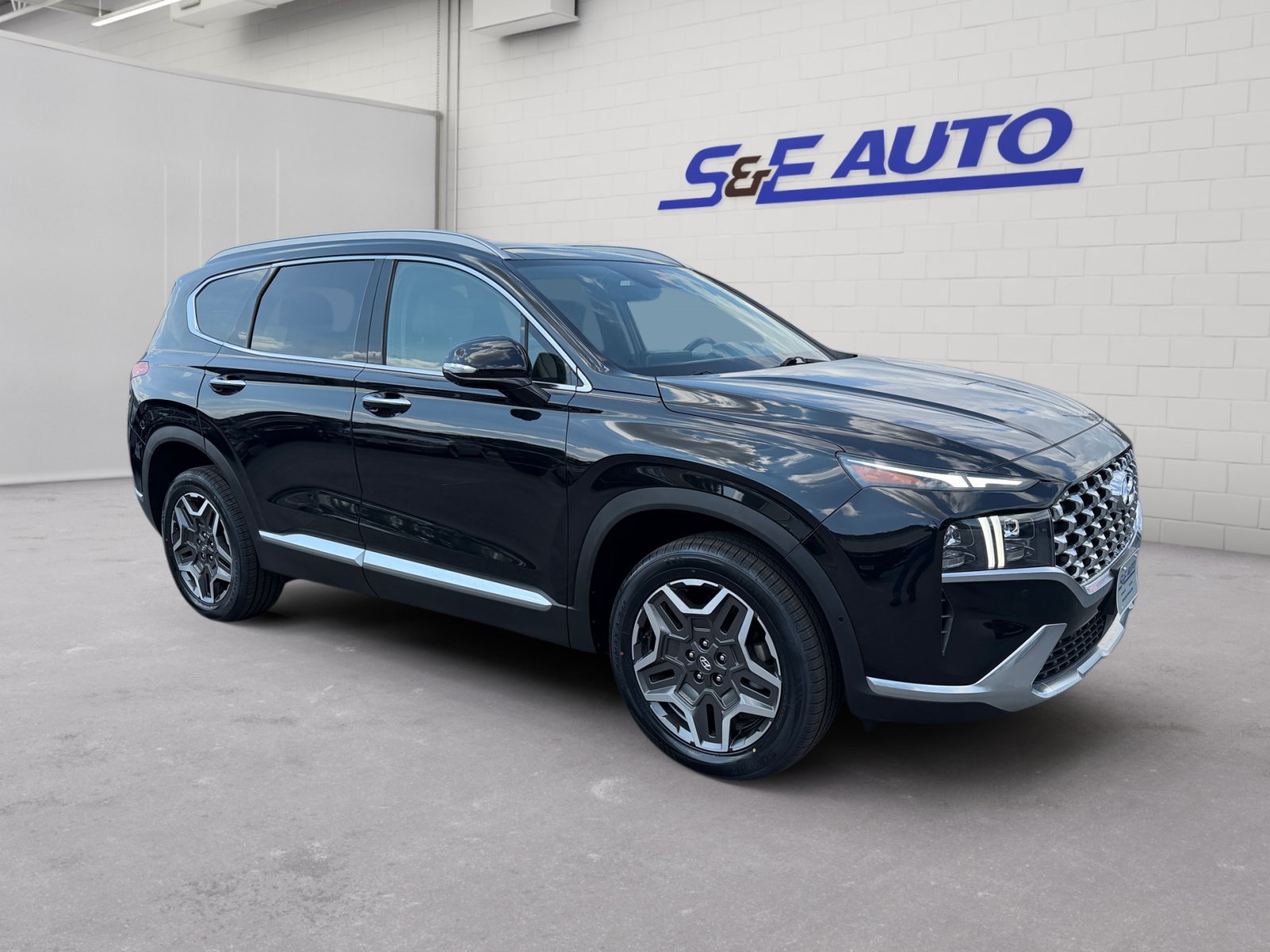 Used 2023 Hyundai Santa Fe Limited w/ Cargo Package AWD/4WD image 6