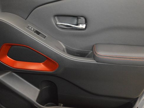 Used 2024 Nissan Frontier PRO-4X w/ Pro Convenience Package image 13