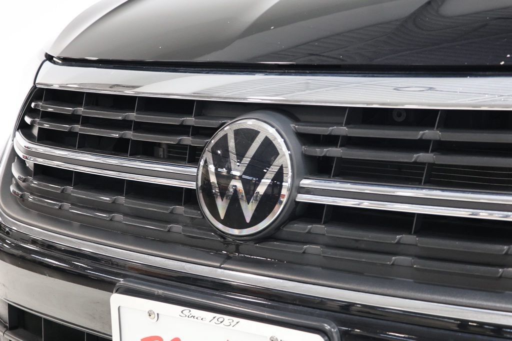 Used 2024 Volkswagen Jetta SE w/ Panoramic Sunroof Package FWD image 12