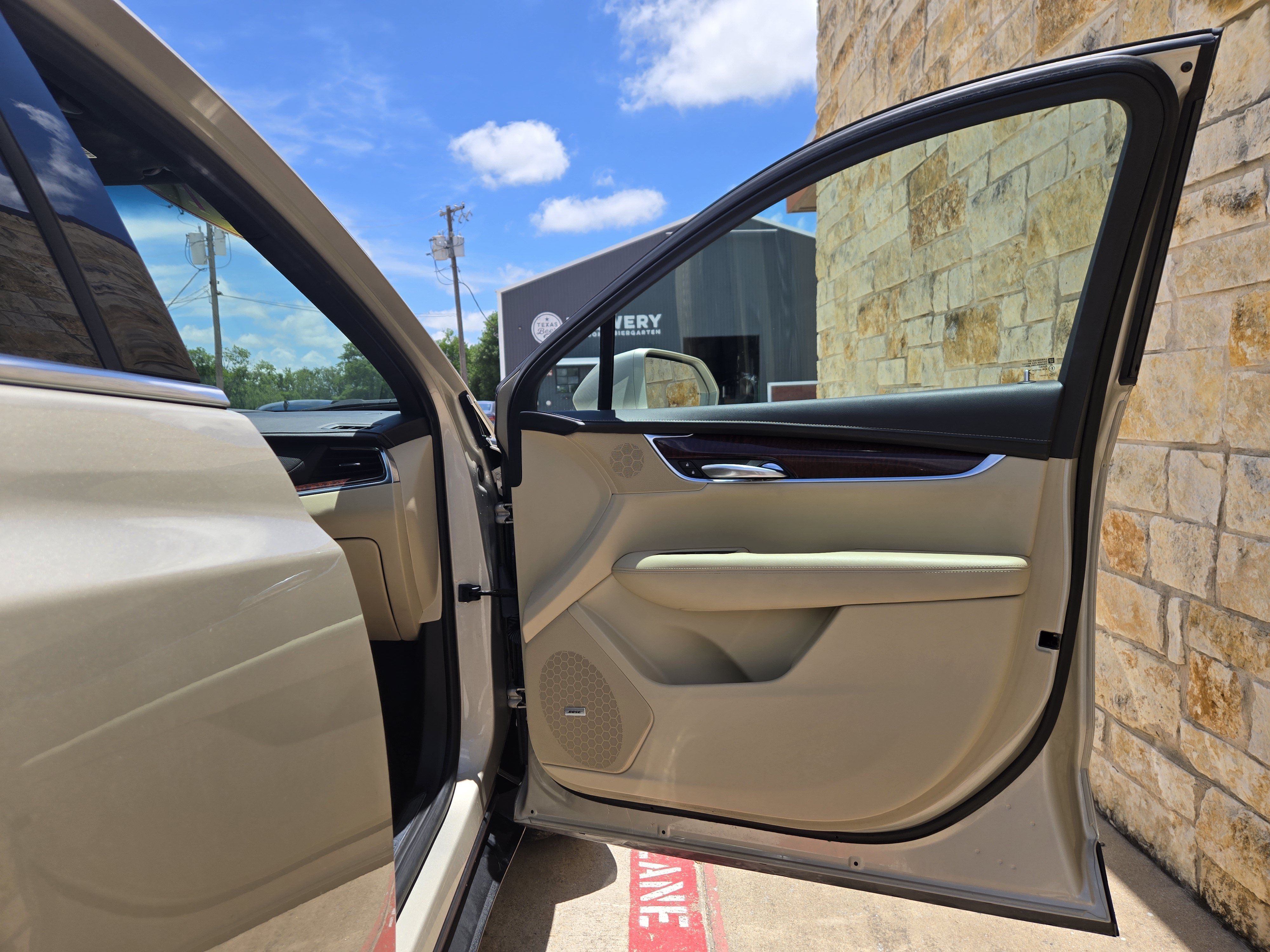 Used 2017 Cadillac XT5 Luxury w/ Driver Awareness Package FWD image 8