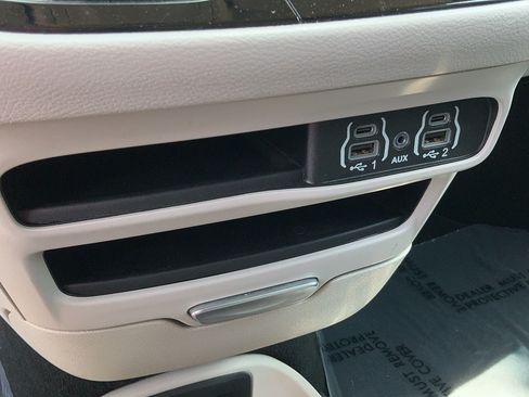 Used 2024 Chrysler Pacifica Touring-L FWD image 25