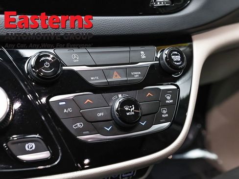 Used 2022 Chrysler Voyager LX image 20