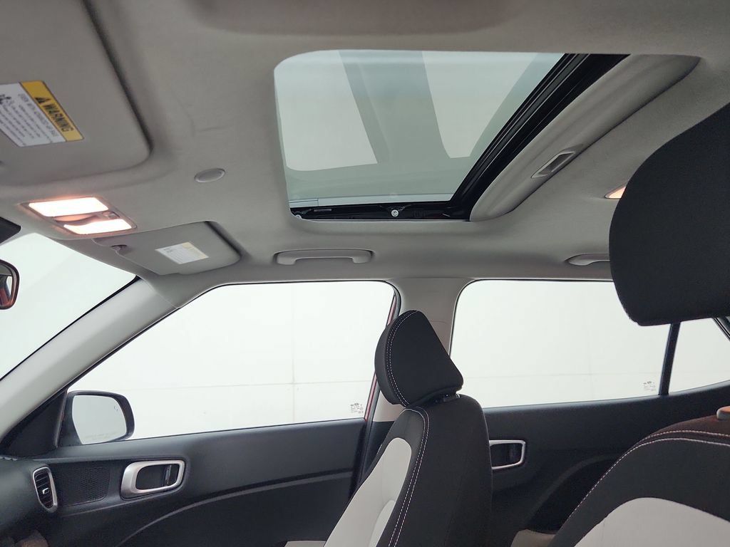 Used 2025 Hyundai Venue SEL FWD image 32
