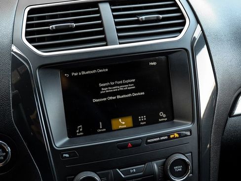 Used 2018 Ford Explorer XLT w/ Equipment Group 202A FWD image 38
