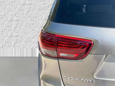 Used 2019 Kia Sorento L image 10