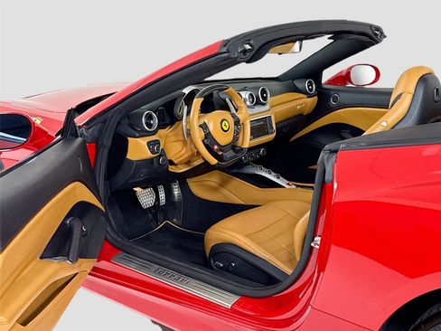 Used 2016 Ferrari California T image 12