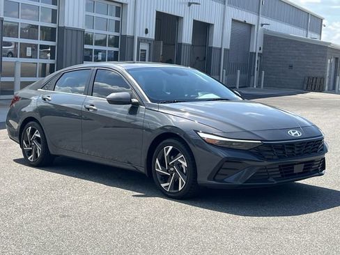 Certified 2025 Hyundai Elantra Limited FWD image 15