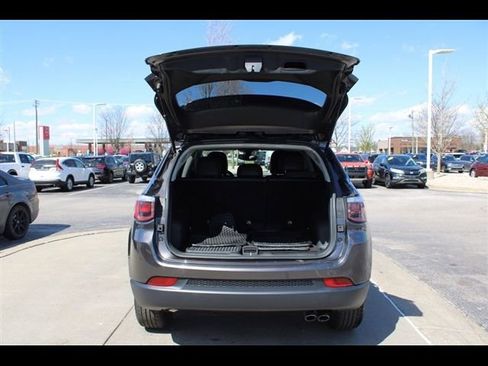 Used 2019 Jeep Compass Latitude FWD image 9