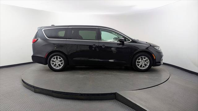 Used 2023 Chrysler Pacifica Touring-L FWD image 9