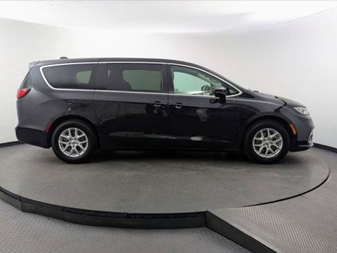 Used 2023 Chrysler Pacifica Touring-L FWD image 9