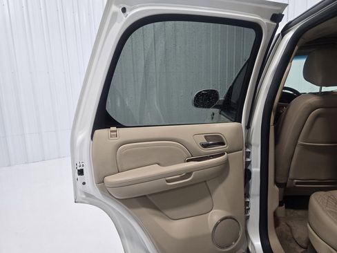 Used 2010 Cadillac Escalade Luxury image 18