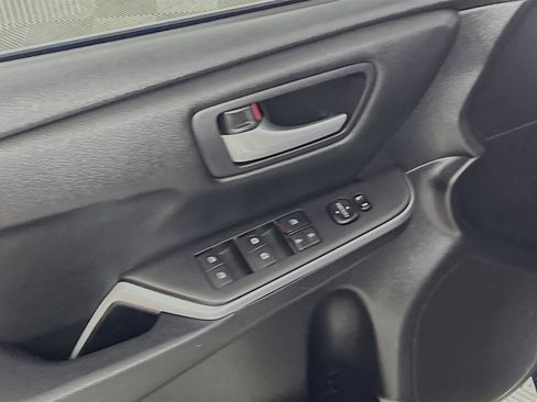Used 2015 Toyota Camry SE FWD image 17