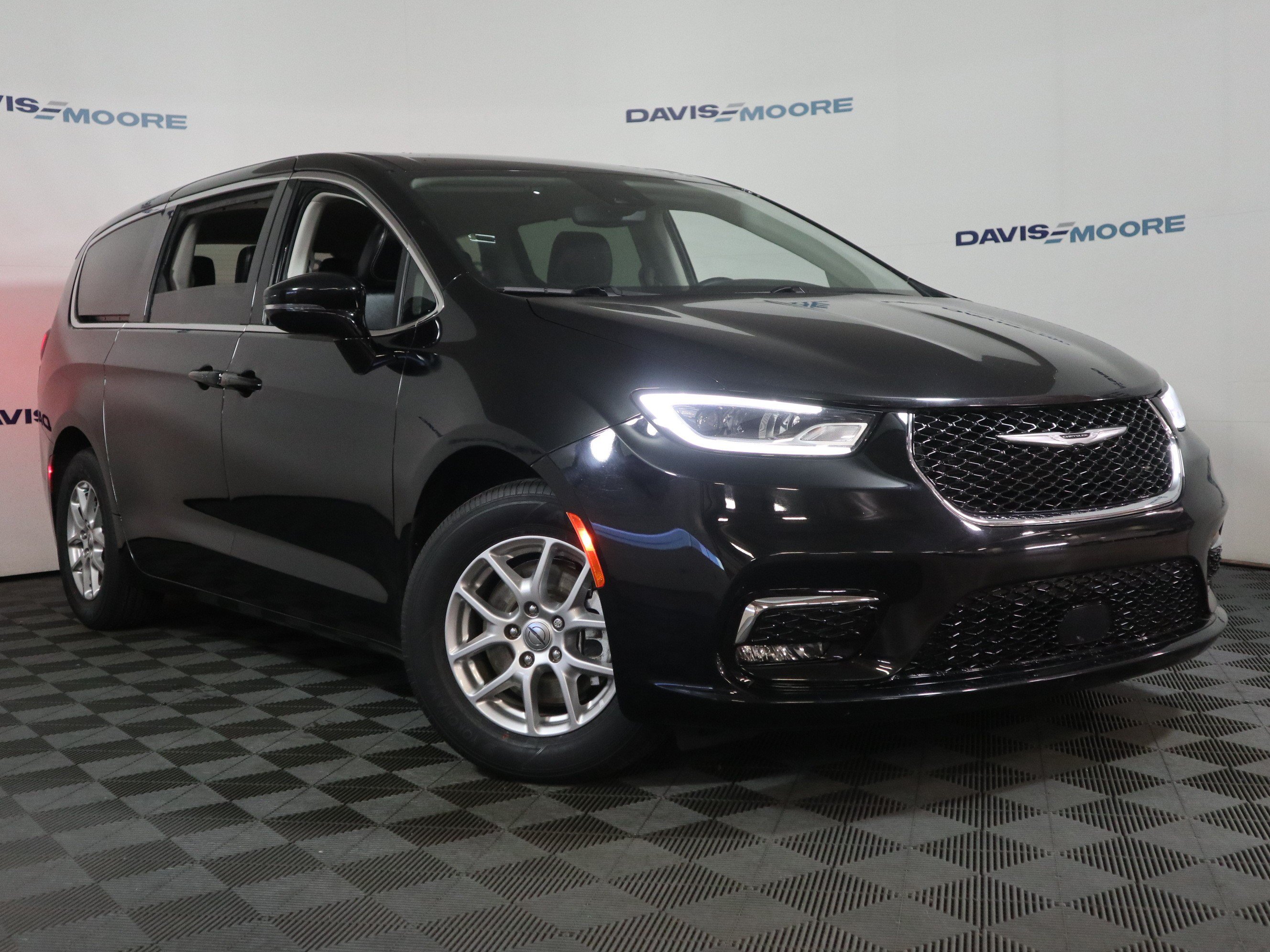 Used 2024 Chrysler Pacifica Touring-L FWD image 2