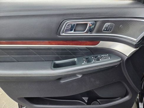 Used 2019 Ford Explorer Platinum image 19