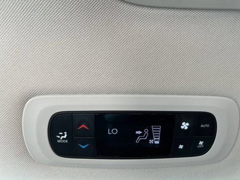 Used 2023 Chrysler Pacifica Touring-L FWD image 15