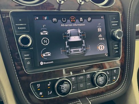Used 2017 Bentley Bentayga image 47