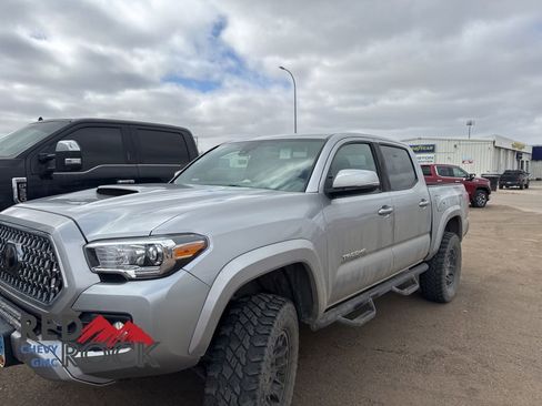 Used 2019 Toyota Tacoma TRD Sport w/ TRD Premium Sport Package image 4