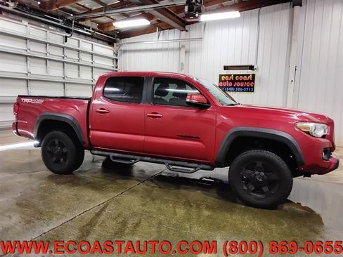 Used 2017 Toyota Tacoma TRD Off-Road w/ Premium & Technology Package AWD/4WD image 2