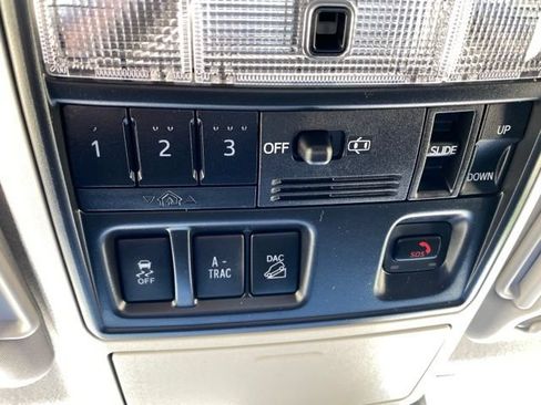 Used 2022 Toyota 4Runner Limited AWD/4WD image 23
