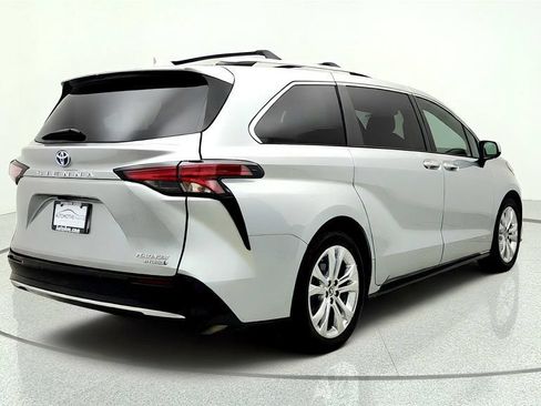 Used 2021 Toyota Sienna Platinum FWD image 5