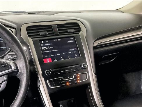 Used 2017 Ford Fusion SE w/ Equipment Group 201A image 6