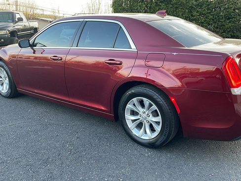 Used 2018 Chrysler 300 Touring image 6