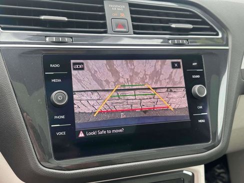 Used 2022 Volkswagen Tiguan SE w/ Panoramic Sunroof Package image 31