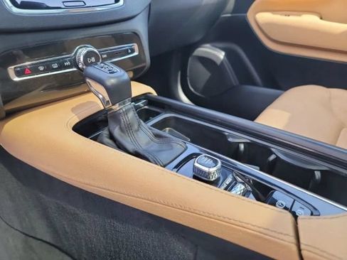 Used 2018 Volvo XC90 T6 Momentum w/ Convenience Package AWD/4WD image 18