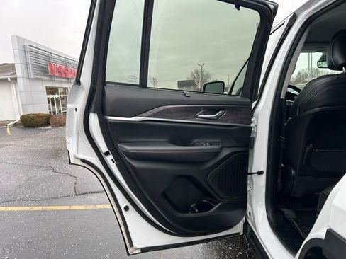 Used 2023 Jeep Grand Cherokee Limited w/ Luxury Tech Group II image 21